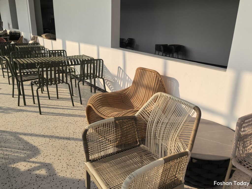 weaving chair-Guide Our Client to Foshan’s Furniture Showroom